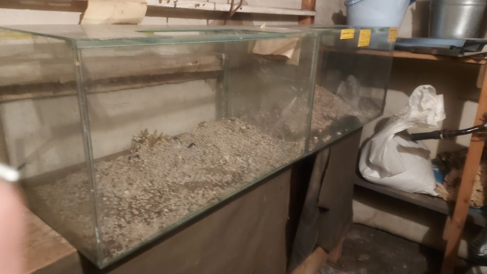 Продавам стелаж с 5 аквариума +капаци, грунд и малко техника