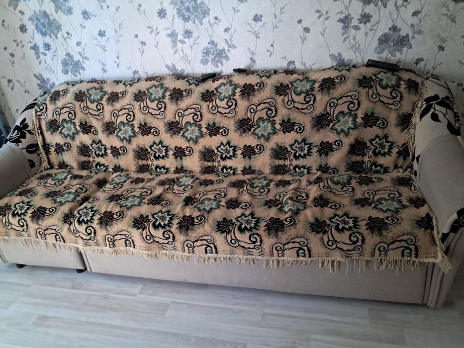 Продам диван с двумя креслами