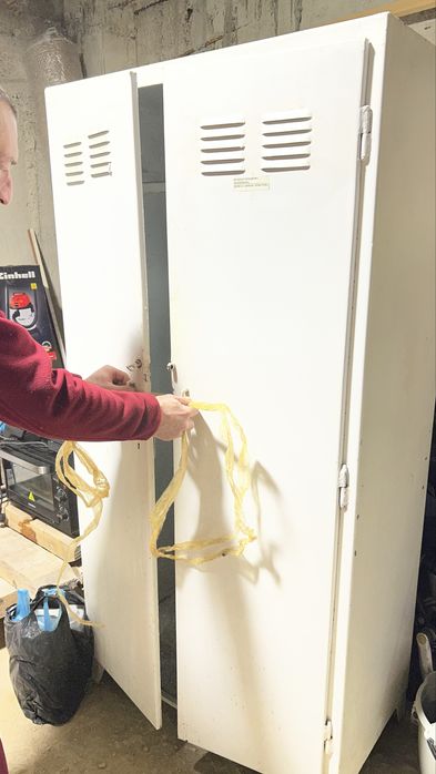 Гардероб за съблекалня- метален двукрилен 180/90