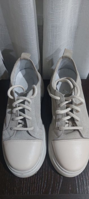 Продам кросы срочно.