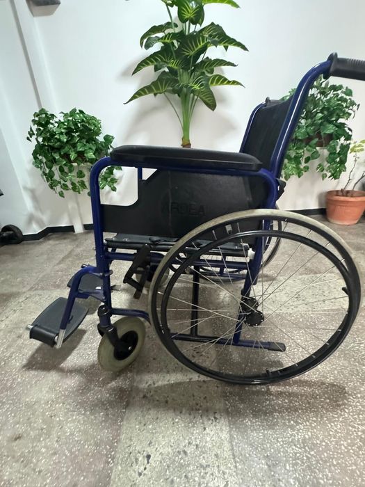 Cărucior cu rotile / fotoliu rulant pentru persoane cu dizabilități