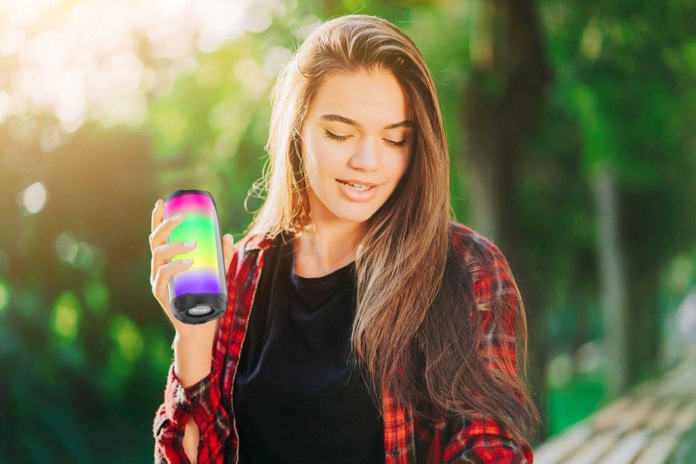 СВЕТЕЩА преносима водоустойчива блутут Bluetooth колонка за музика