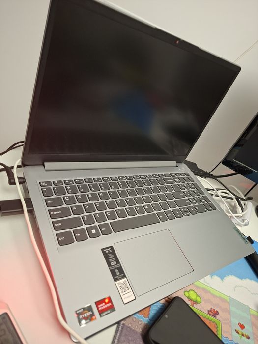 Vând Laptop Lenovo Ideapad 1 windows 11