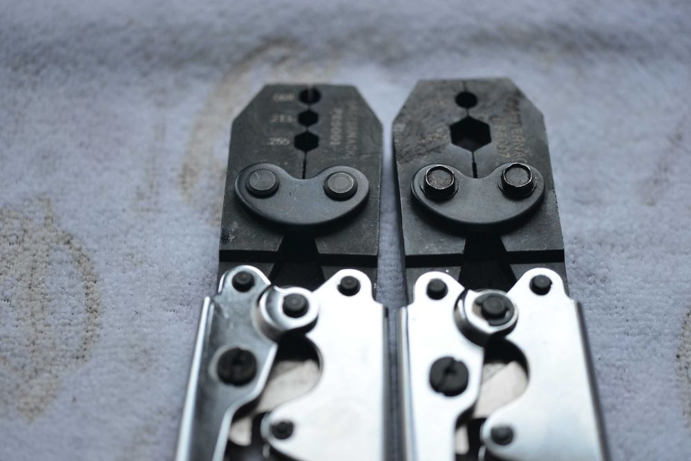 Pereche de 2 clești profesionali de sertizare Pasternack.