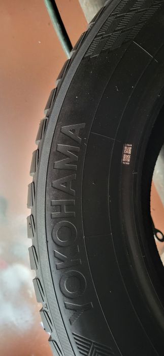 Vând 2 cauciucuri yokohama iarnă noi 185/60/15