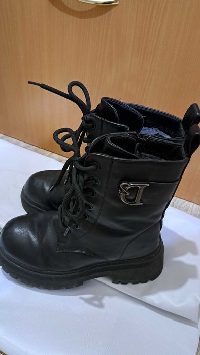 Отдам даром зимние сапоги для девочек 33 размера