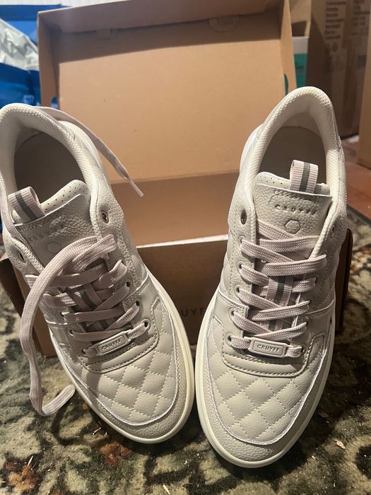 Обувки нови /цвят беж)