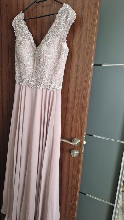 Официална рокля Luxuar Limited
Luxuar Limited
Luxuar Limited