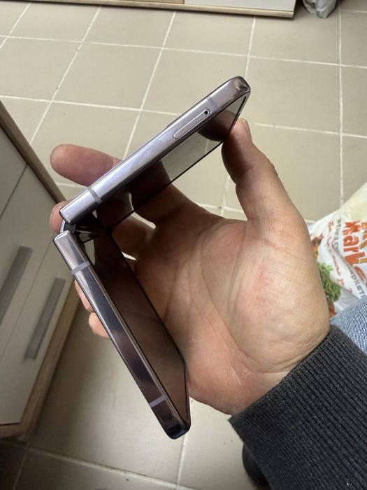 Samsung Galaxy Z Flip 4 - с дефект