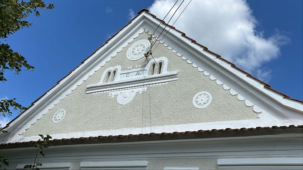 Executam case la rosu