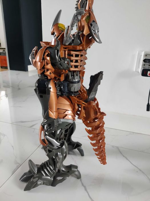 Голяма фигура на Transformer Dinobot