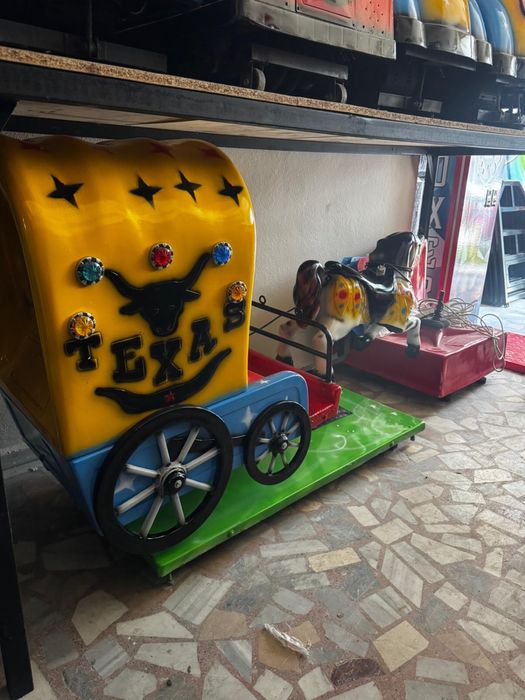 Клатушка работи на евро музика светлини