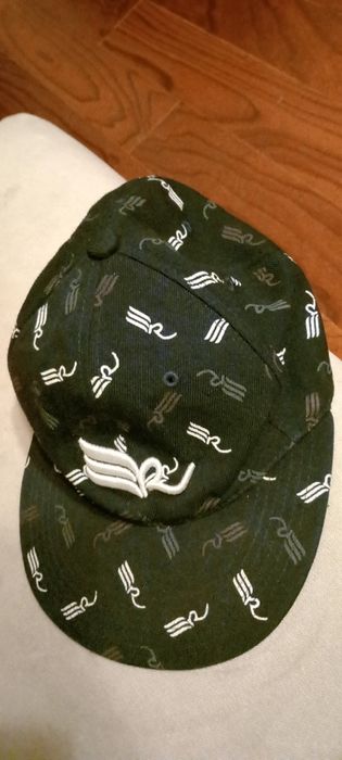 Tricouri cămăși șapcă