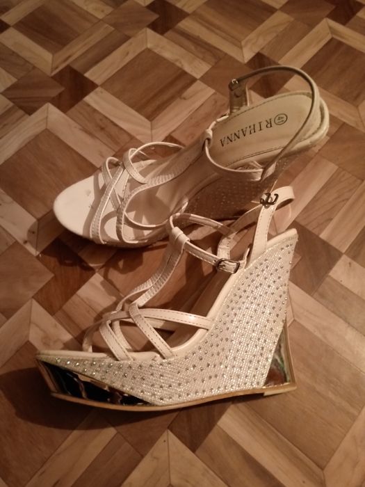 Босоножки женские