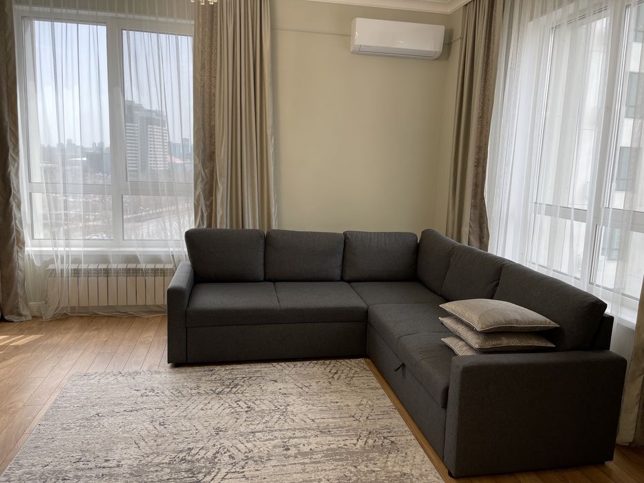 Угловой диван серого цвета