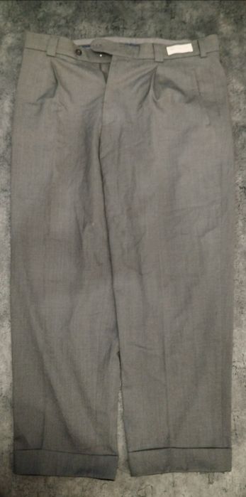 Pantaloni eleganți.