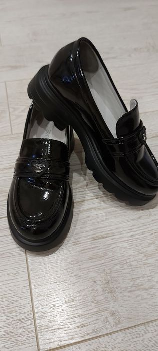 Продам новые туфли для девочки