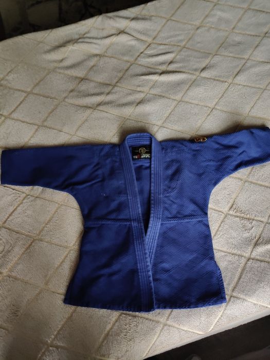 Продам кимоно на 6-7 лет