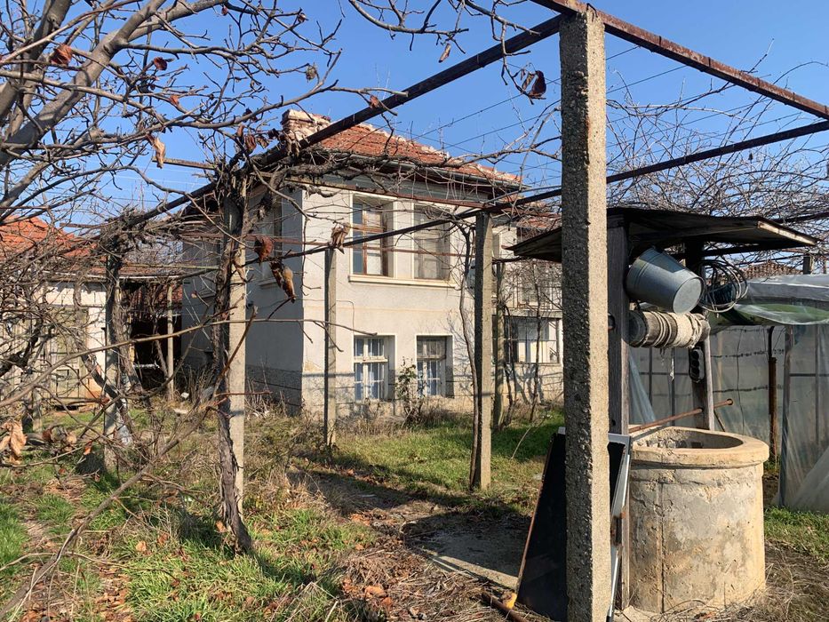 ДВУЕТАЖНА КЪЩА с двор с. Марино поле