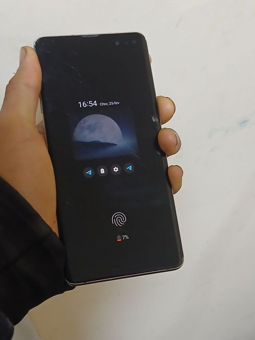 Samsung s10 5g 
8.256
Aybi oldi singan ekranga utmagan
Naxtga 1.400 ka