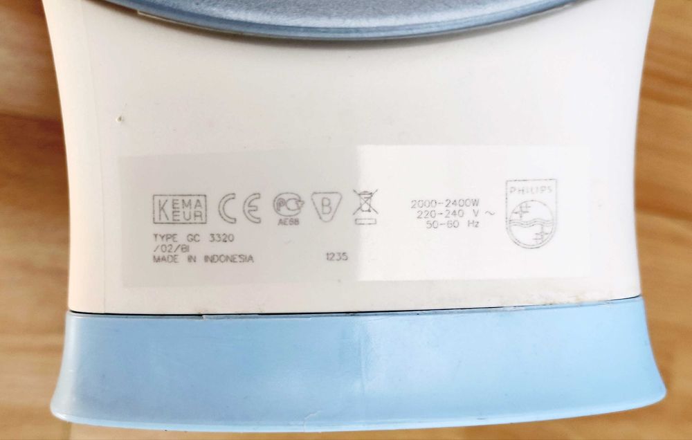 Парна ютия Philips GC3320, мощност: 2300 W, гладеща плоча: SteamGlide, парен удар, непрекъснато пароподаване, вертикална пара, воден резервоар: 300мл