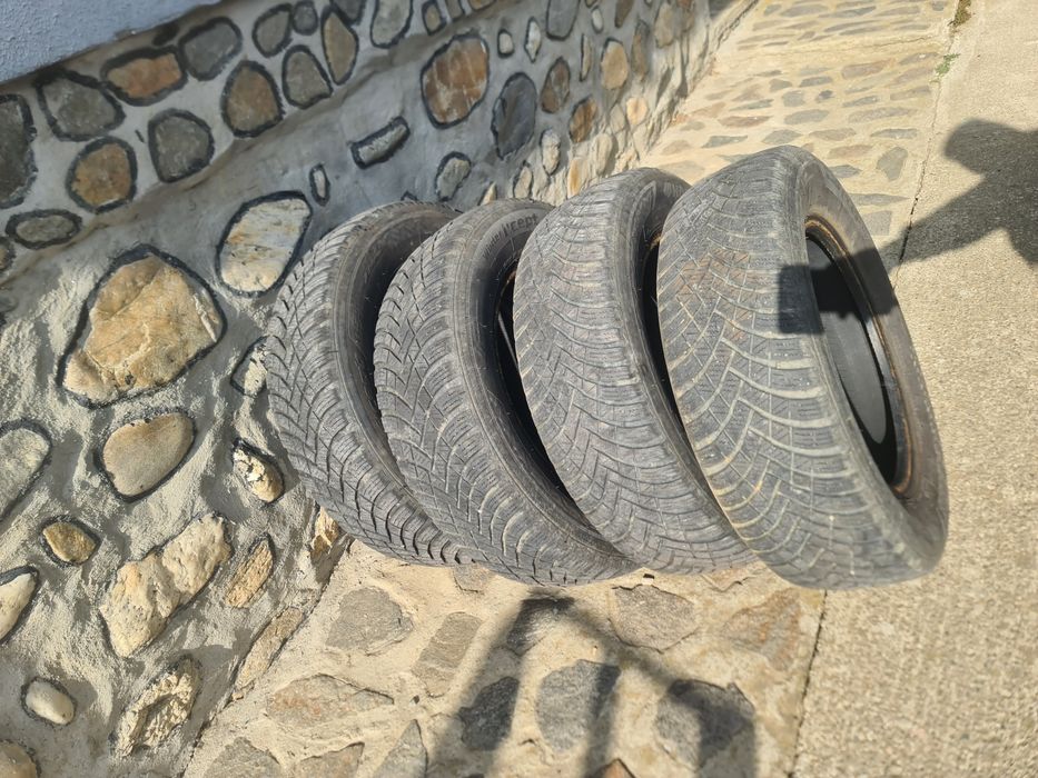 Vând anvelope 195 65 R15 Hankook