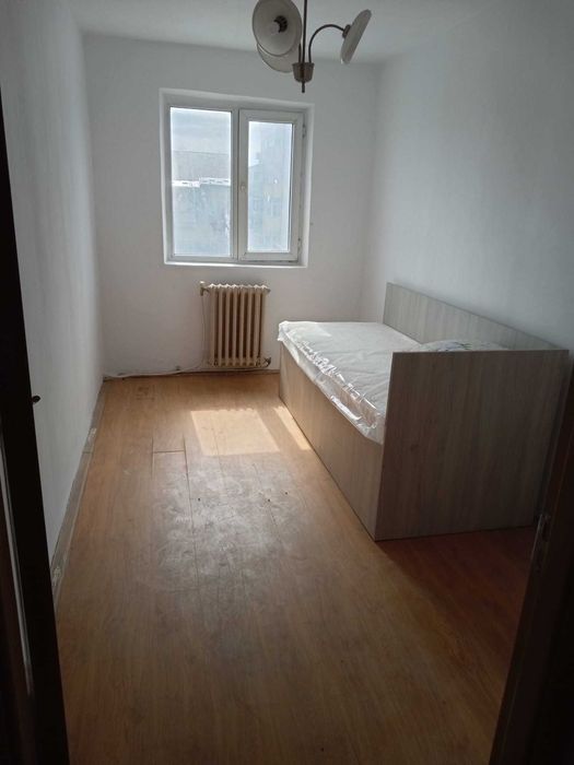 Inchiriez apartament cu 3  camere  semidecomandat in centru