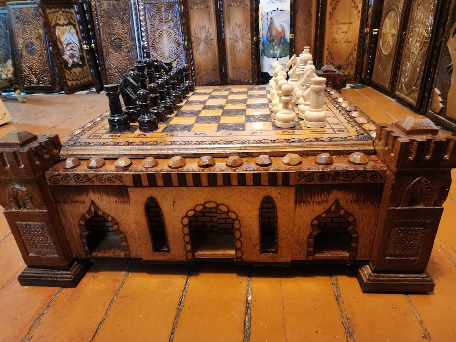 Шахматы  ручной работы "Замок" размер 70х70