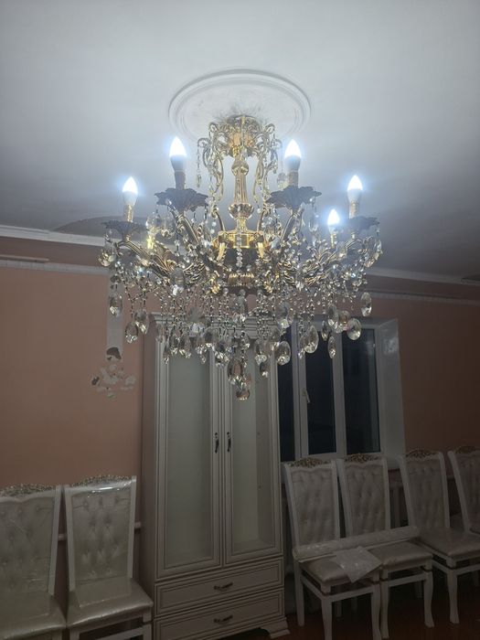 Люстра для зала 8 лампочная