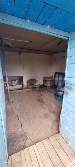 Casa cu doua corpuri,curte si gradina