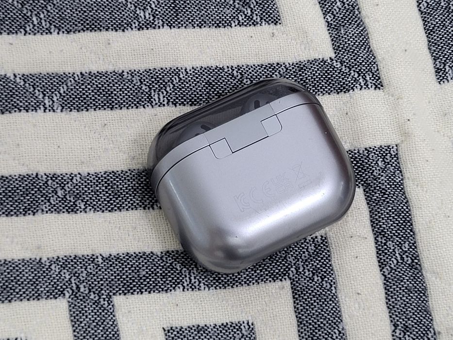 Samsung buds 3 .
