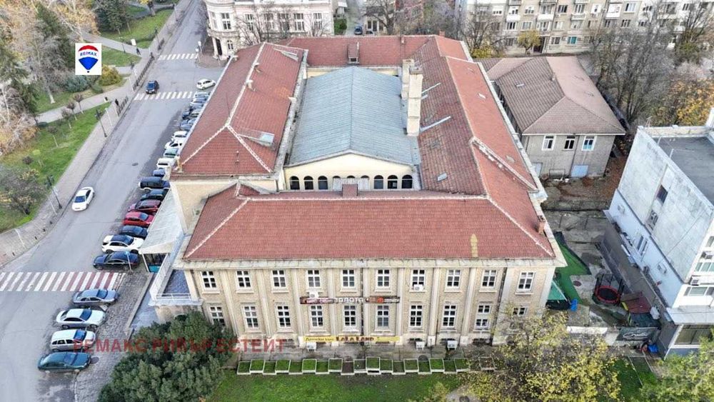 Дава се под наем Офис в Русе, Център - 4000 кв.м за 27929.13 € - Снимка #13