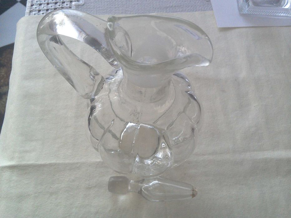 Sticlă decantor, veche, cristal, lobată, 550 ml., 24 cm cu dop