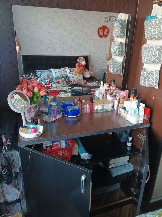 Трюмо сотилади ойнали