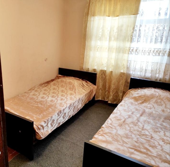 Продам из дома шкафы и кровати,каждую по 350 тс
