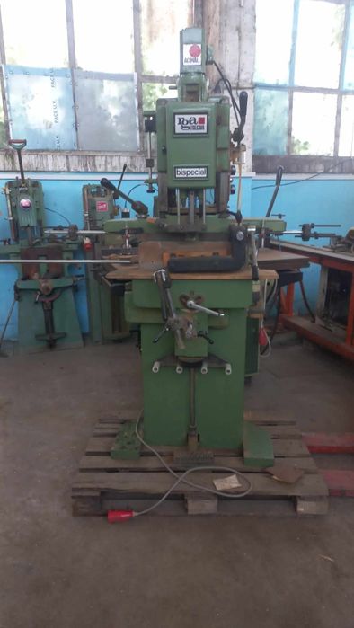 машина за пробиване на отвори за брави, и дръжки.
