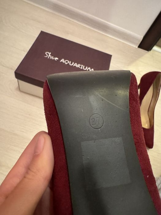 Червени велурени токчета