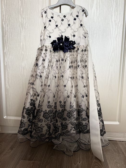 Продается нарядное платье на девочку