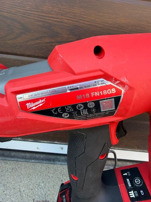 Milwaukee pistol de cuie pe acumulator