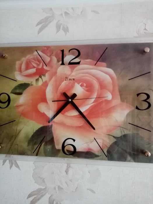 Часы настенные. Очень красивые.