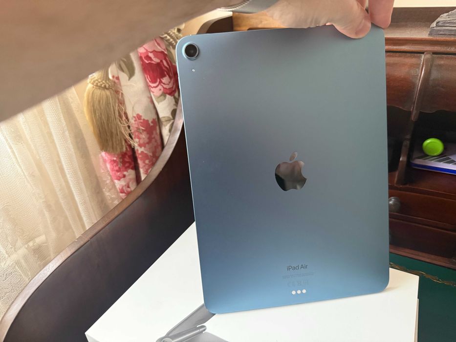 Apple, iPad Air 5 10.9" 5th Gen Wifi 64 GB + Magic Keyboard