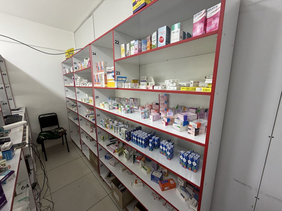 Аптека учун таййор мебел витрина сотилади