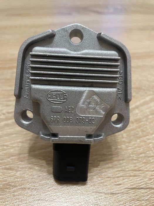 Датчик ниво масло Audi Volkswagen 1J0907660A 1J0907660B 6PR008079Hella