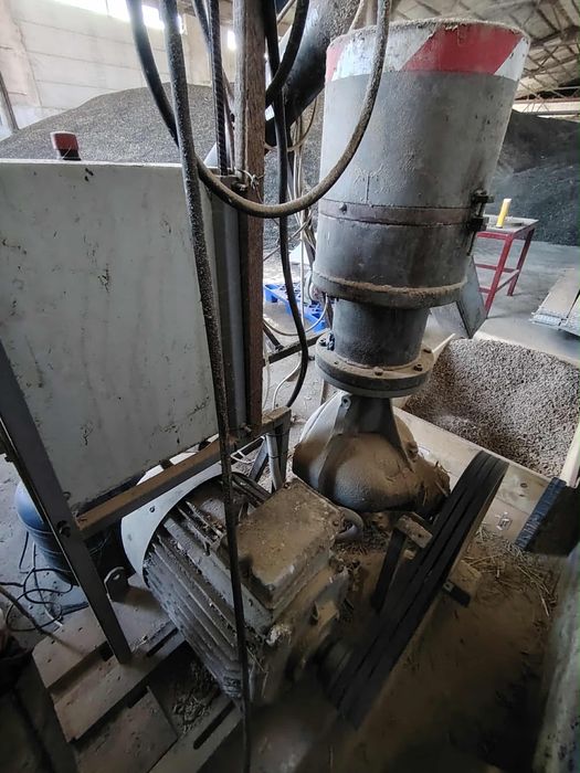 Продавам преса за  пелети с три матрици