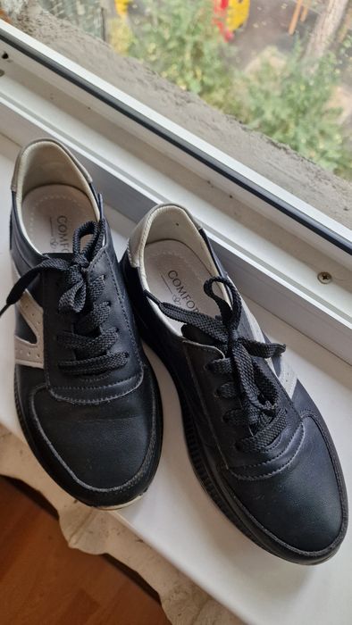 Женские кроссовки