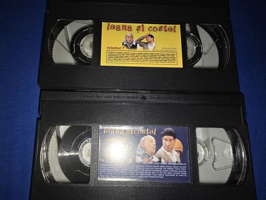 Pachet cu două caste video,vhs, cu grupul Vacanta mare, Leana și Costel, vol.7 și 10, 90 de lei, plus bonus