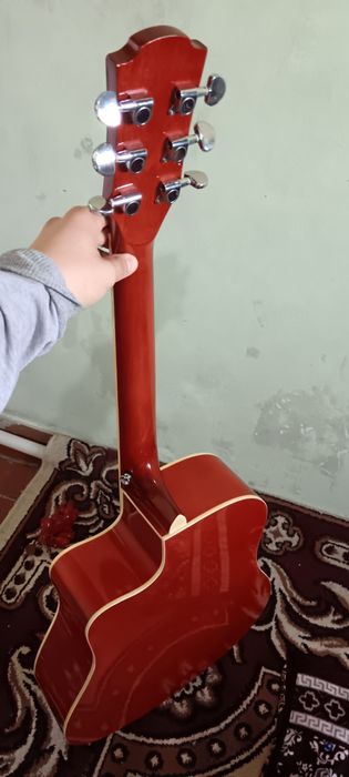 Gitara sotiladi ishlashi yaxshi