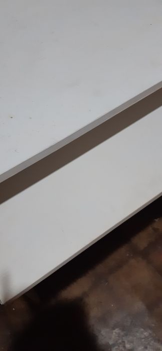 Бяло бюро с плот за клавиатура