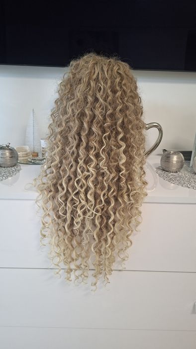 Peruca blonda, par creț