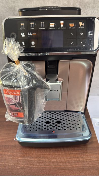 Espresor expresor apatat de cafea Philips latte go EP 5500.ca nou.